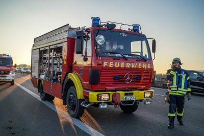 A81/Pleidelsheim: PKW kommt von der Fahrbahn ab und fliegt in den Acker - 5 Verletzte - darunter drei Kinder
